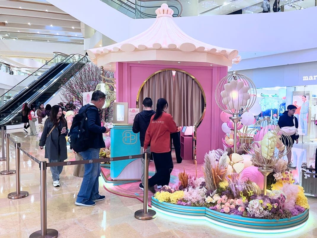 Visitors queuing for the Fai Chun photo booth in the Pacific Place atrium.
